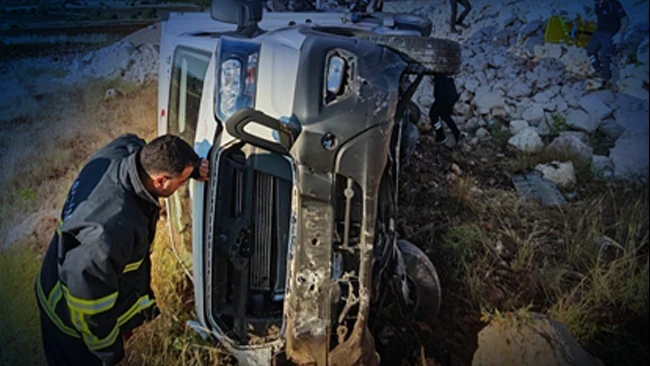 Mardin’de Kızılay'a ait araç şarampole devrildi: 4 yaralı