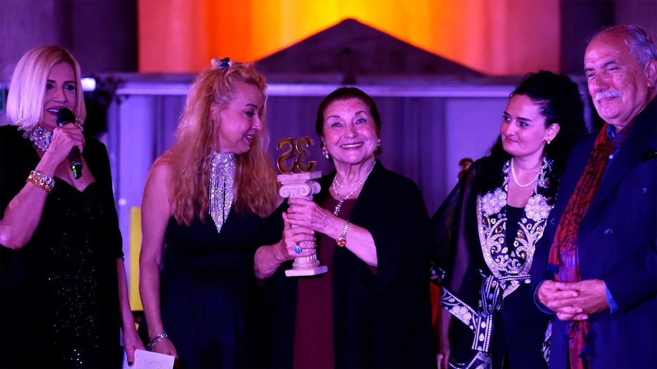 Sahnelerin usta ismi Dilek Türker'e meslek onur ödülü