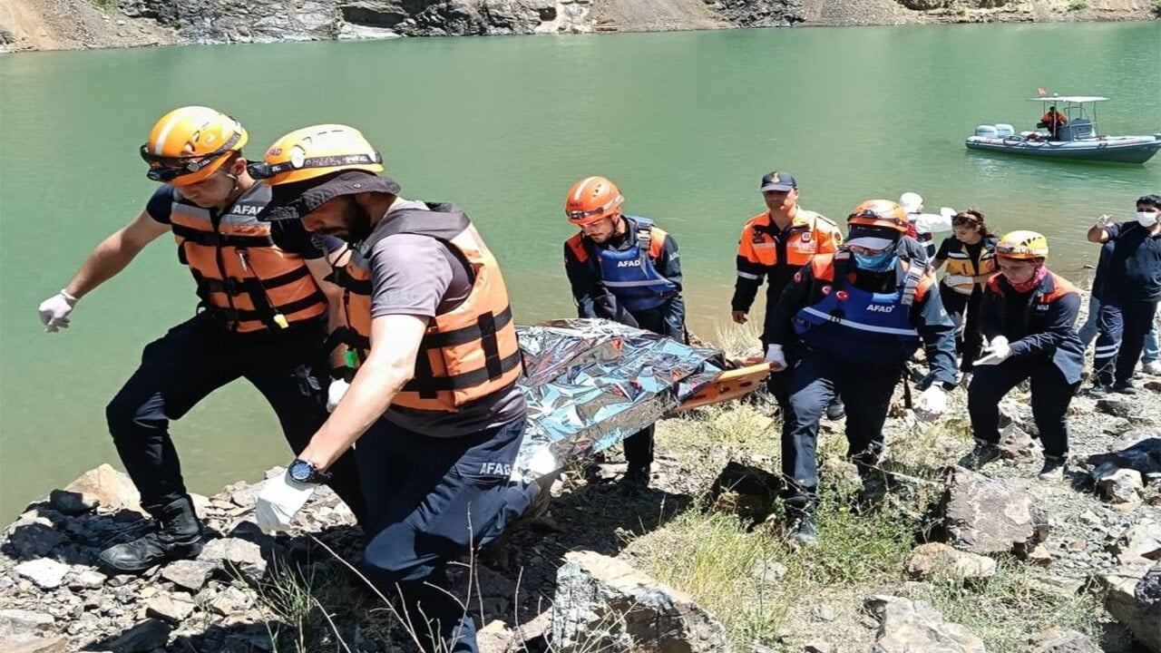 Oğlundan sonra babanın cesedi de Şavşat deresinden çıkarıldı