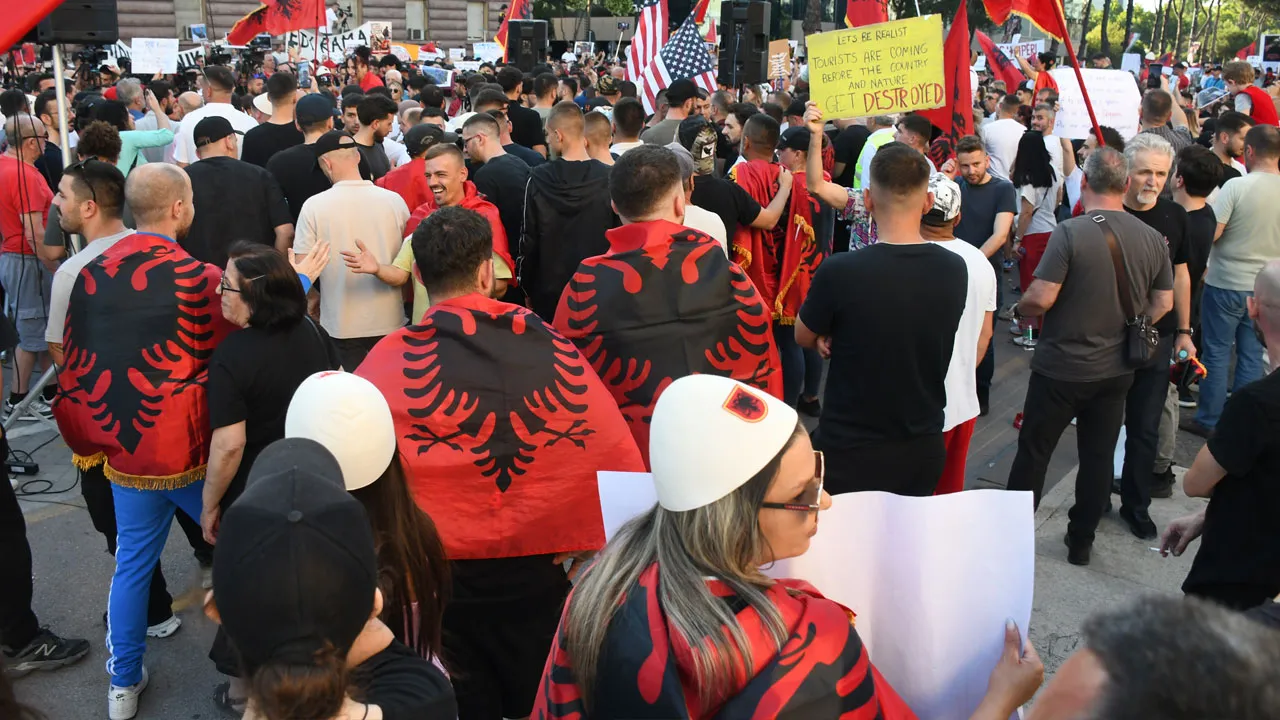 Yeni Epstein Adası’na izin yok! Arnavut halkının direnişi meyvesini veriyor