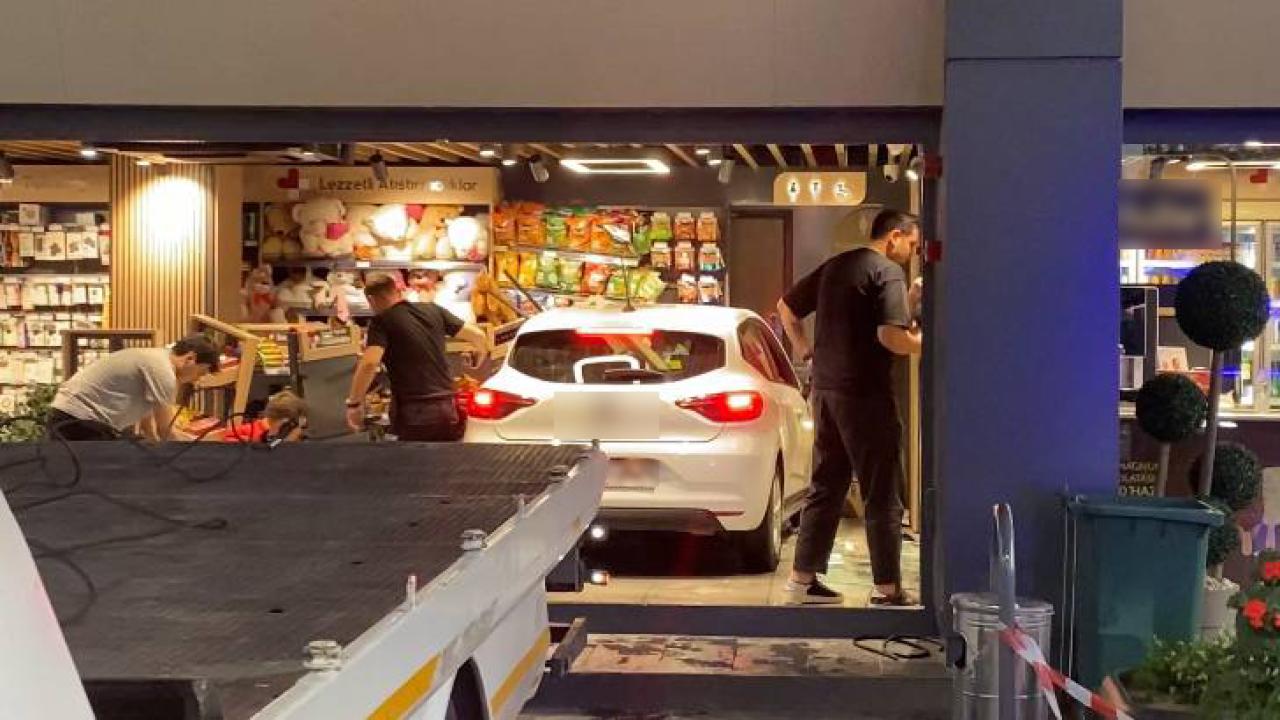 Bağcılar'da kontrolden çıkan otomobil markete girdi: 1 yaralı