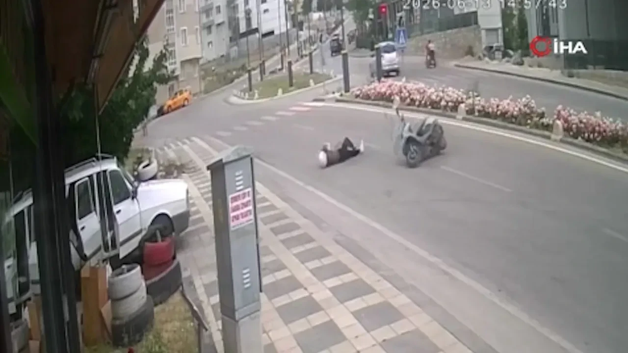 Kaldırıma çarpan motosiklet ve sürücüsü yola savruldu! O anlar kamerada