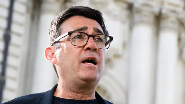 İngiltere'de başbakanlık için adaylığını açıklayan Andy Burnham kimdir?