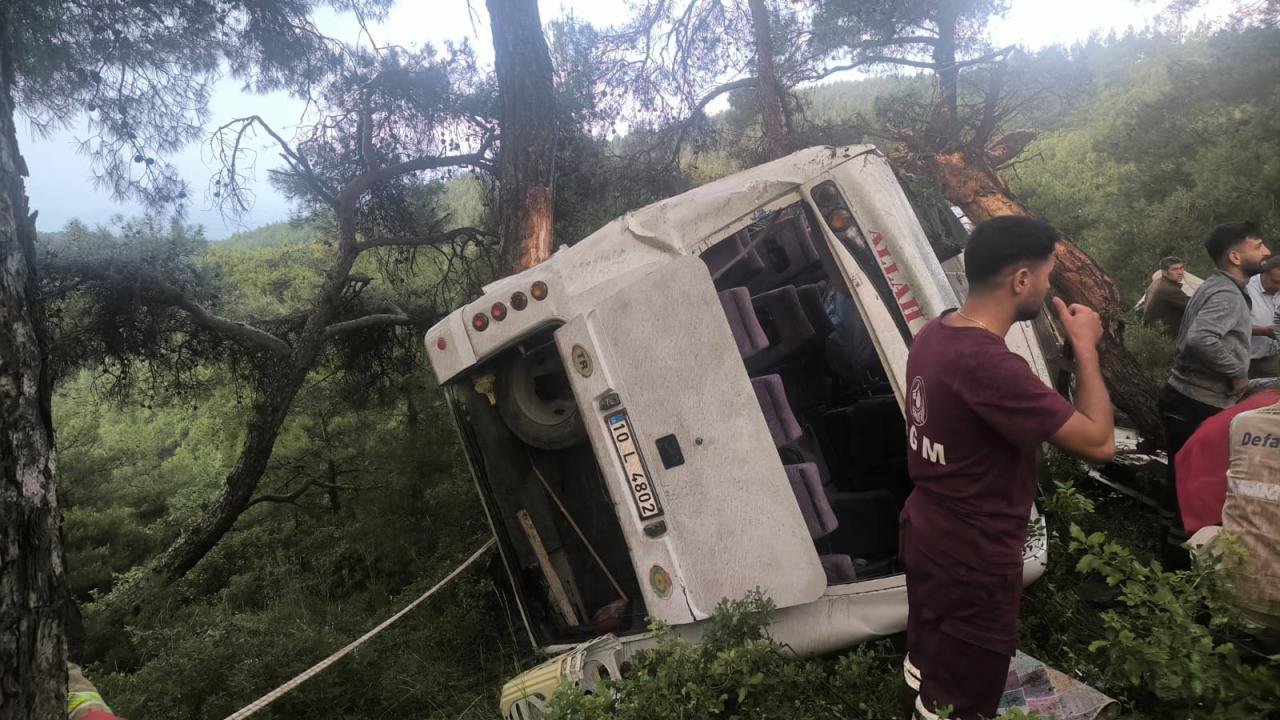 İzmir'de tarım işçilerini taşıyan midibüs devrildi: 22 yaralı