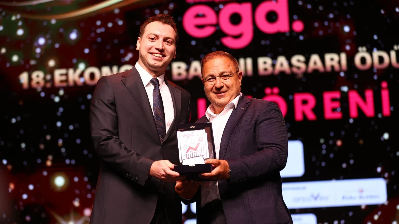 Ekonomi Gazetecileri Derneği'nden CNBC-e muhabiri Emre Eser'e ödül