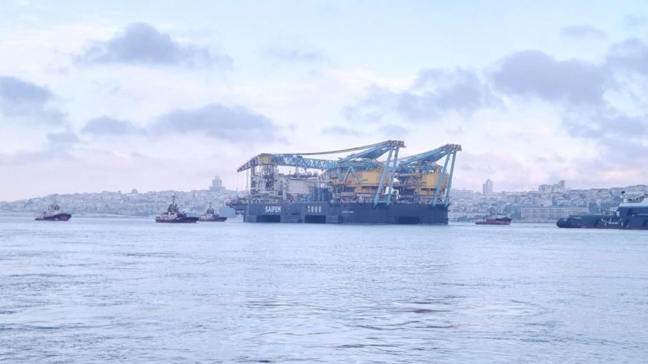 Dev vinç gemisi İstanbul Boğazı'ndan geçiyor: Gemi trafiği durduruldu