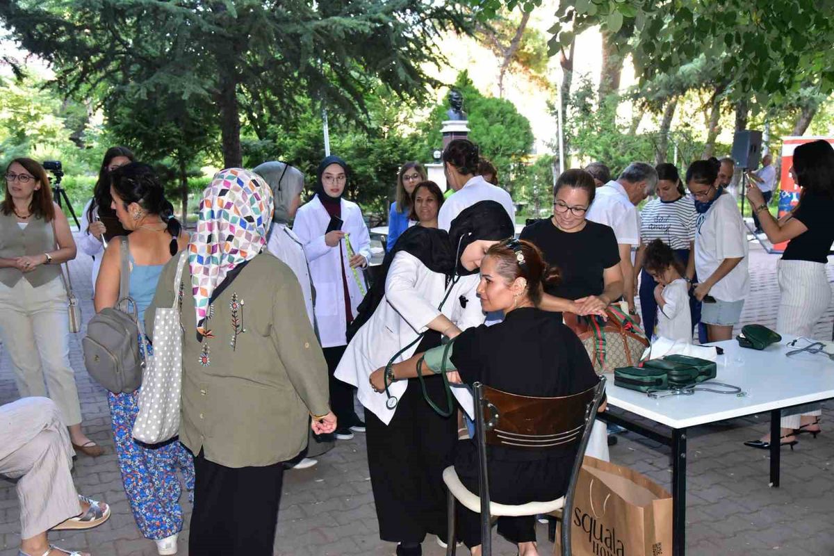 Hayata Dokunanlar Topluluğundan Sağlık taraması ve İlk yardım eğitimi