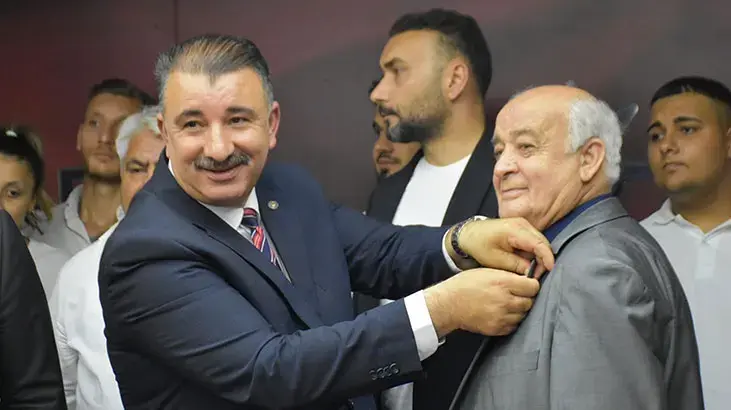 İzmir’de AK Parti’ye yeni üyeler katıldı, rozetler takıldı