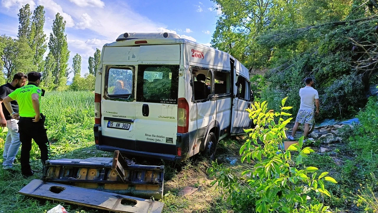 Tarım işçilerini taşıyan minibüs devrildi: 8 yaralı