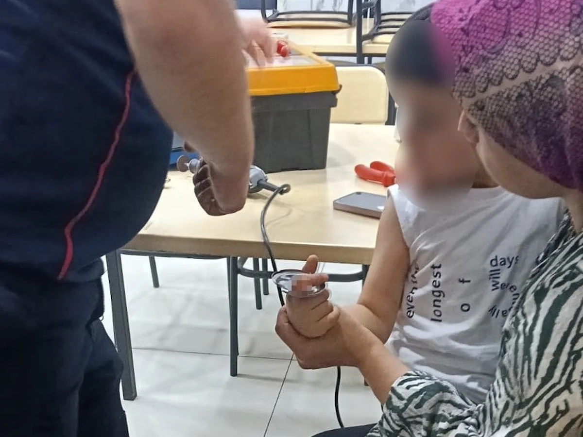 Osmaniye’de küçük çocuğun parmağı duş başlığına sıkıştı: İtfaiye kurtardı