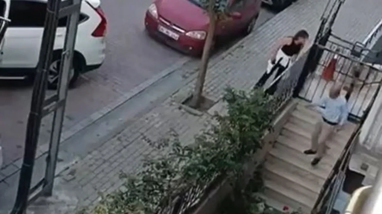 Kimse park etmesin diye duba koydu, kadın sürücü çıldırdı! İkilinin park kavgası kamerada