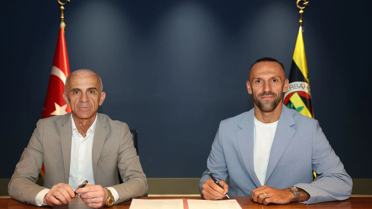 Yuvaya geri döndü: Vedat Muriqi resmi sözleşmeyi imzaladı