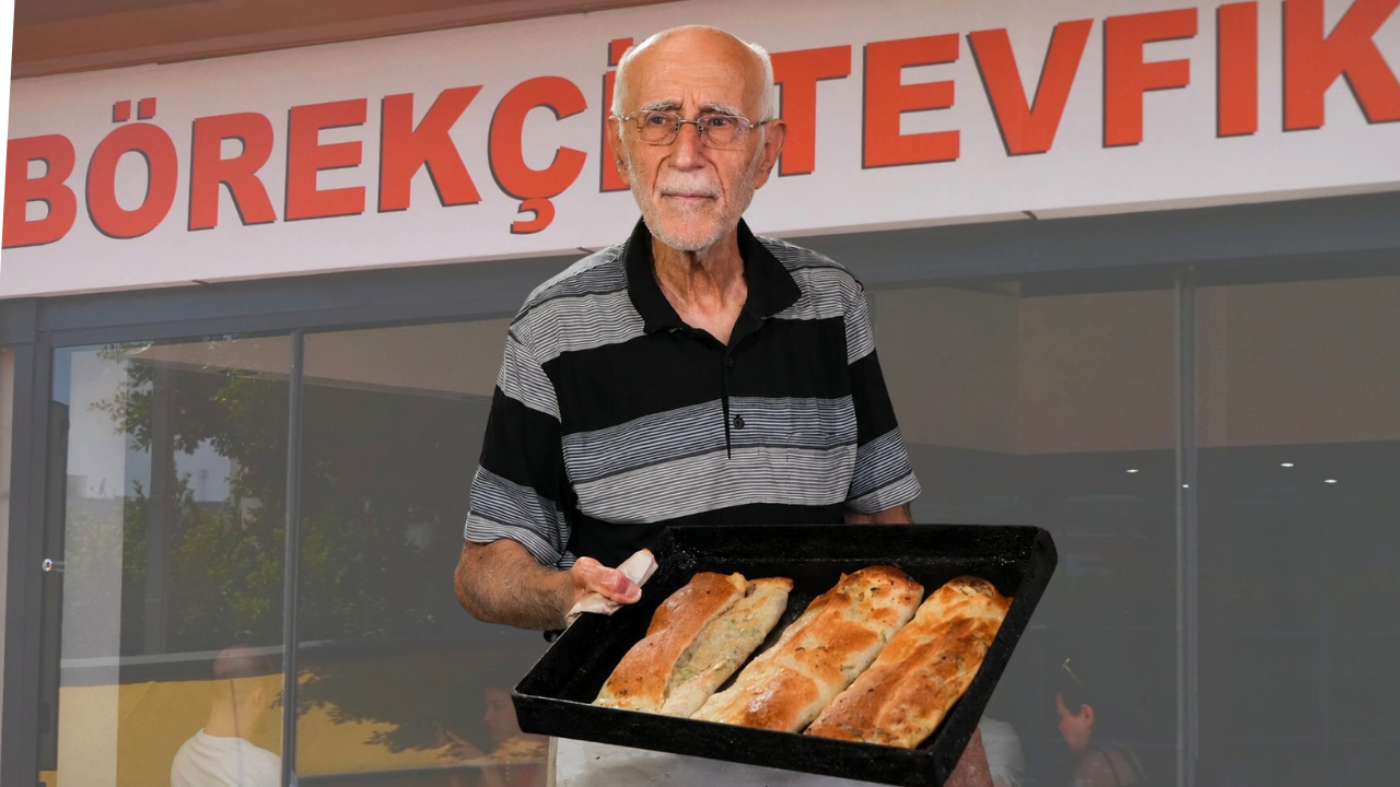 69 yıldır aynı tezgâhta yoğuruyor, dünyanın dört bir yanından talep yağıyor: Her lokmada dua ediyorlar