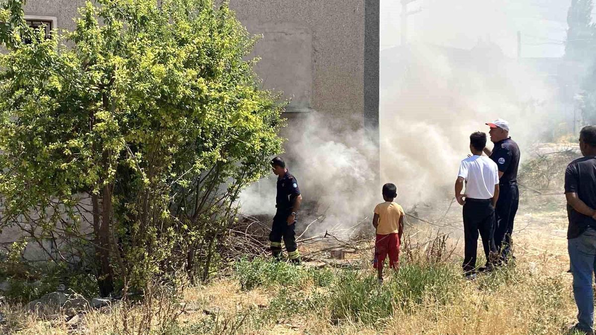 Eskişehir'de bir mahallede aynı anda iki yangın