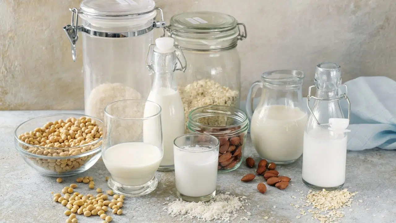 En sağlıklı bitkisel süt hangisi? Yulaf, soya, badem ve bezelye sütünün faydaları ile bilinmeyen zararları