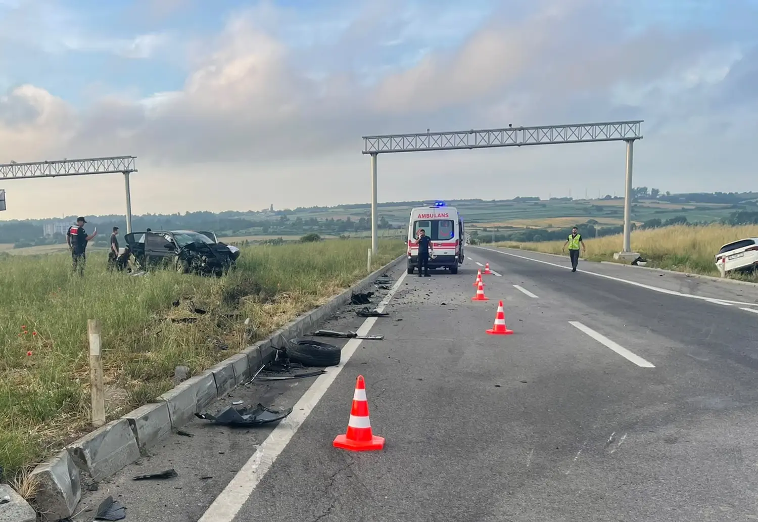 Kavşakta iki otomobil çarpıştı: 8'i düzensiz göçmen 10 kişi yaralandı