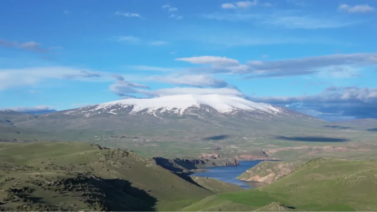 Olağanüstü görüntüler! Karlı zirveler ve menderesler hayran bıraktı