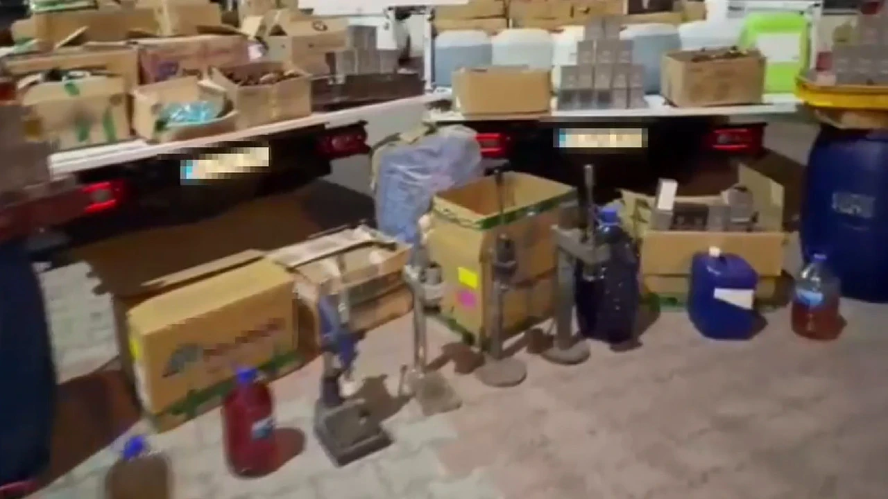Bağcılar’da kokulu tuzak: Ünlü markaların sahtesini üreten imalathane çökertildi