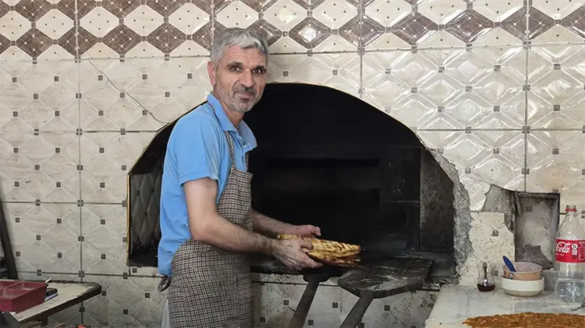 Dışarısı 40, fırın önü 400 derece: Adıyamanlı fırıncıların zorlu ekmek mesaisi