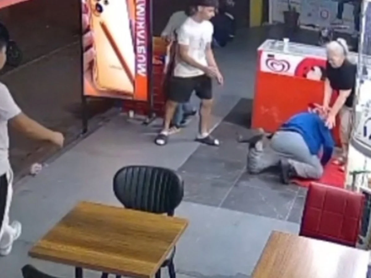 İstanbul Esenyurt'ta kadına bıçak çeken şahıs yere düştü