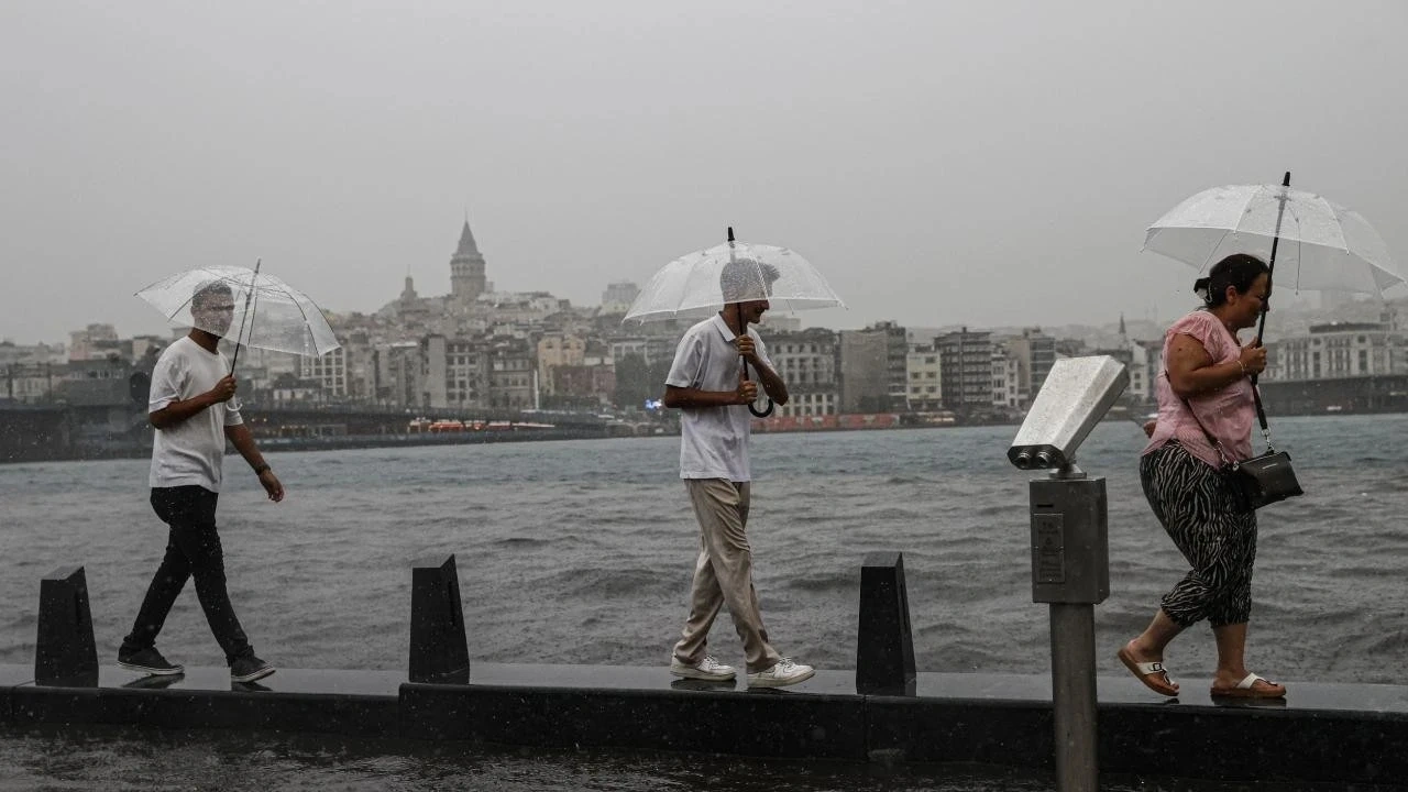 Kuvvetli sağanak daha ne kadar sürecek? Yaz ortasında kışı yaşattı