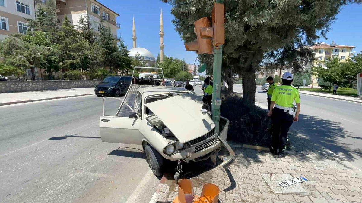 Karaman'da otomobil trafik lambasına çarptı: 1 yaralı