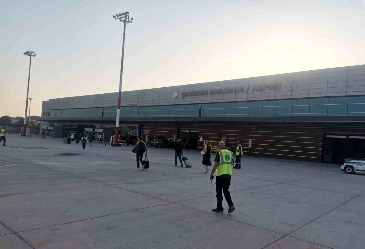Brüksel'den gelen yolcu uçağı Çanakkale Havalimanı'na iniş yaptı