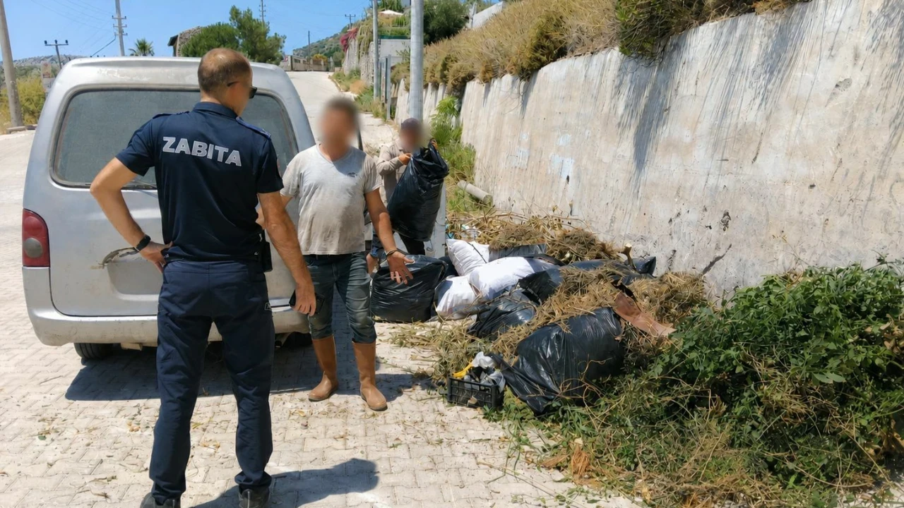 Marmaris'te yol kenarına atık bırakan kişilere cezai işlem uygulandı