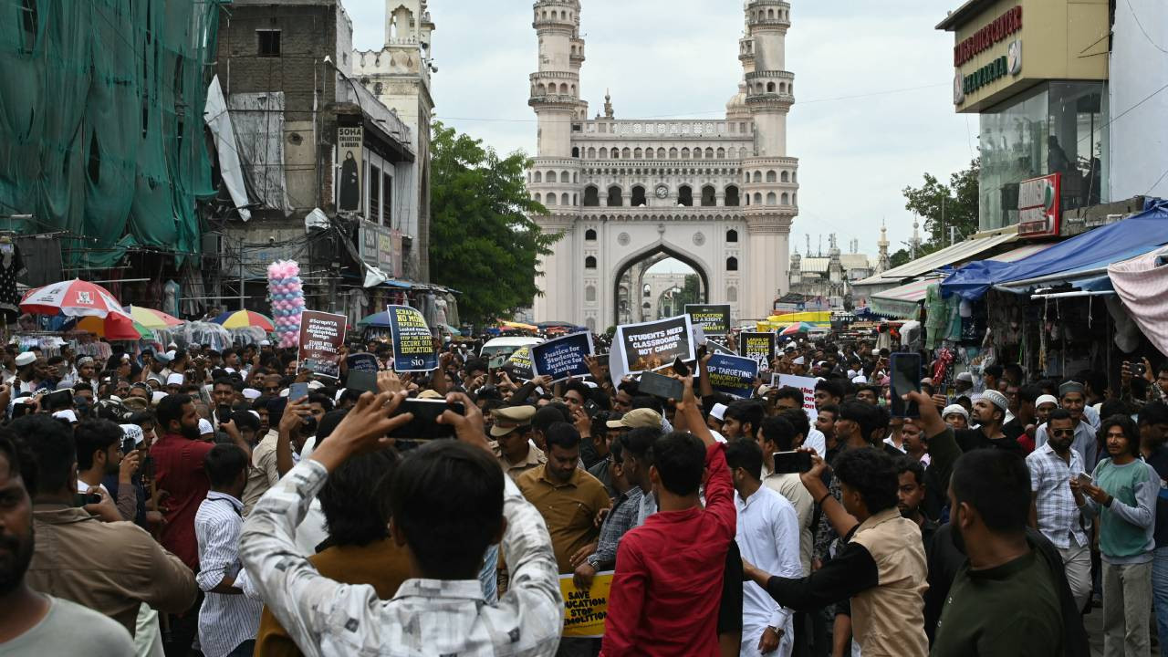 Hindistan'da 'Hamam böceği' devrimi: Modi geri adım attı, gençlerin protestosu bakan devirdi