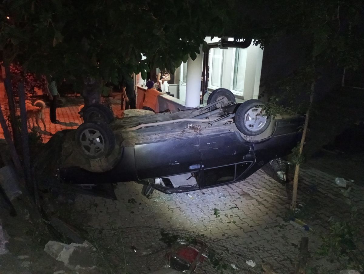 Çarşamba'da takla atan otomobil evin bahçesine girdi