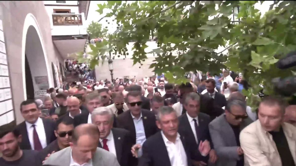 YENİ Parti kuruldu... Özgür Özel, Hacı Bayram-ı Veli Camisi'nden Birinci Meclis'e yürüdü