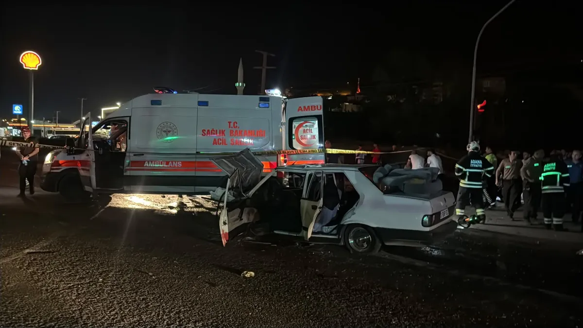Adana'da kırmızı ışıkta feci kaza: 1 ölü 3 yaralı