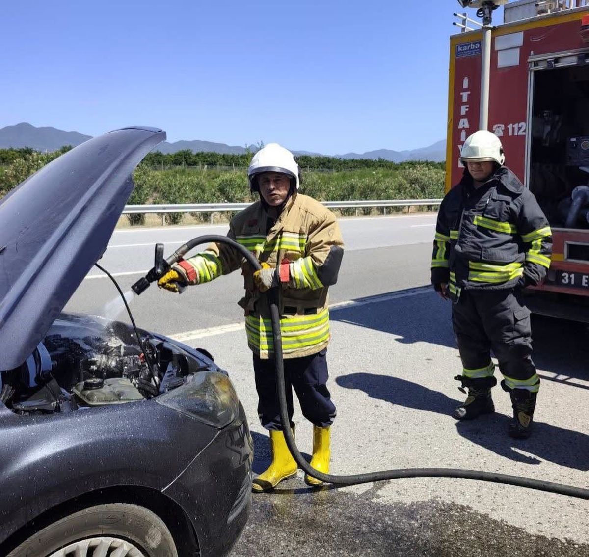 Hatay'da otomobil yangını kısa sürede söndürüldü