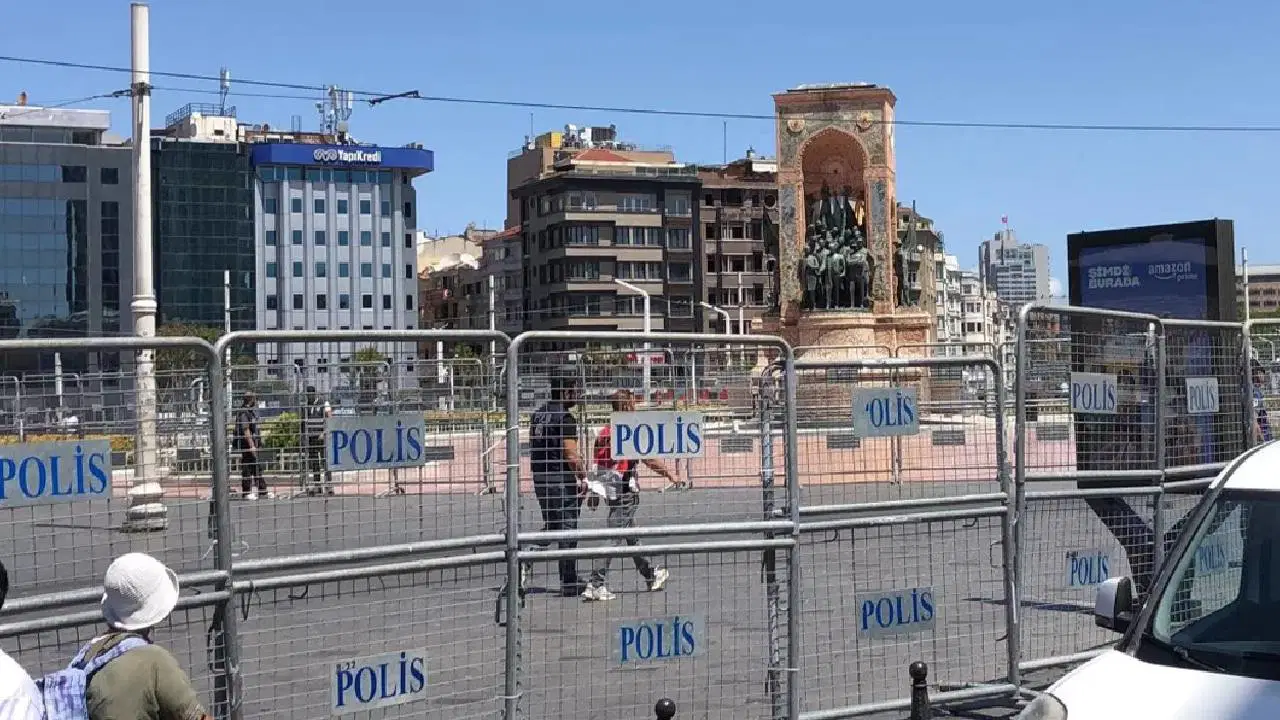 İstanbul'da 'Onur Yürüyüşü' ablukası: Taksim ve Kadıköy'de eylem yasağı kararı alındı, metro istasyonları kapatıldı