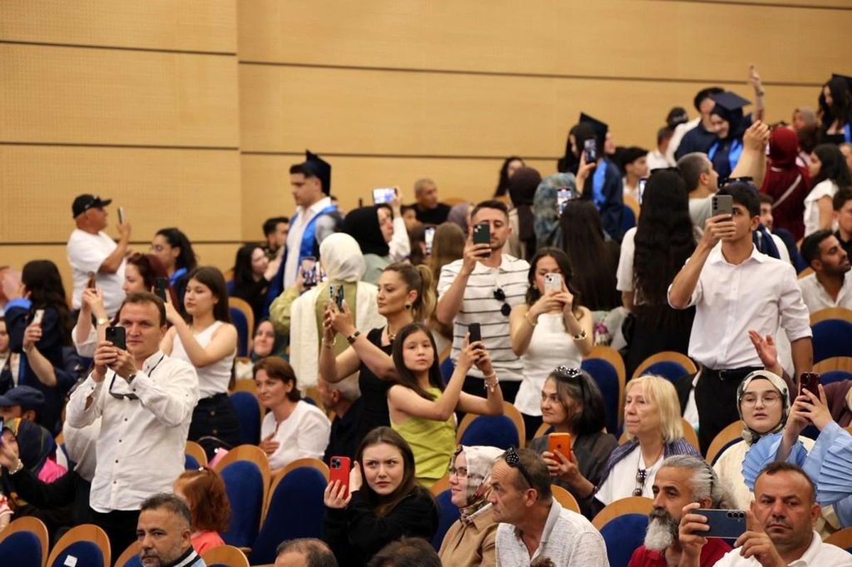 BEUN'da sağlık ordusunun yeni neferleri mezuniyet coşkusu yaşadı