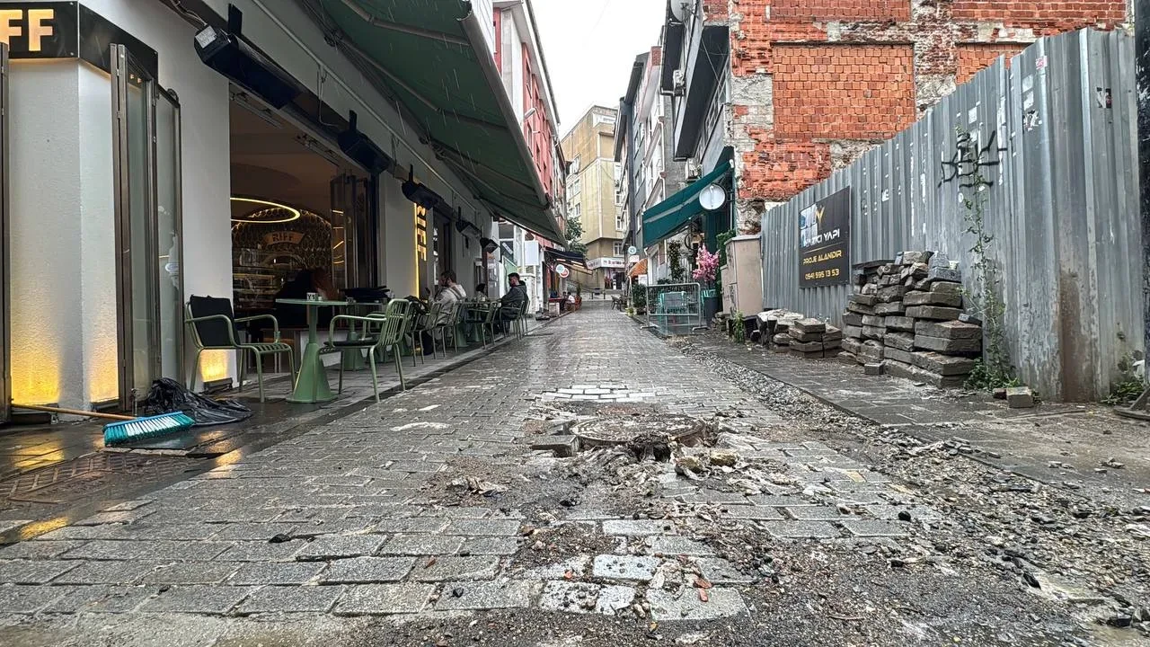 İstanbul'da sağanak hayatı felç etti! Üsküdar Gastronomi Sokağı sular altında kaldı
