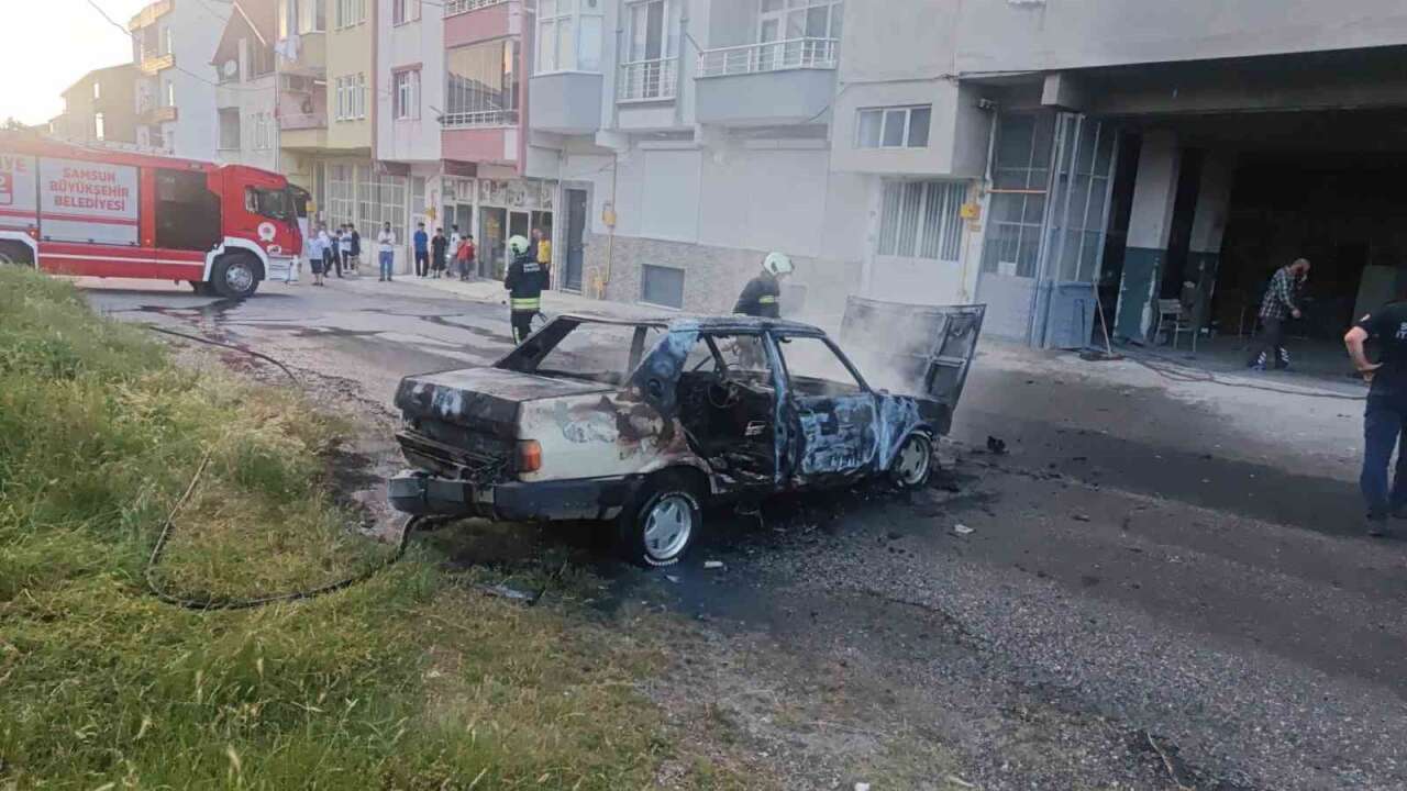Kaportacıda korkutan yangın: Kaynak kıvılcımları otomobili alevlere teslim etti