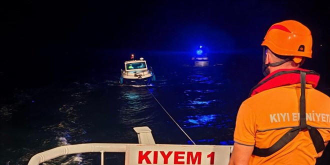 Çanakkale Boğazı'nda arızalanıp sürüklenen tekne kurtarıldı