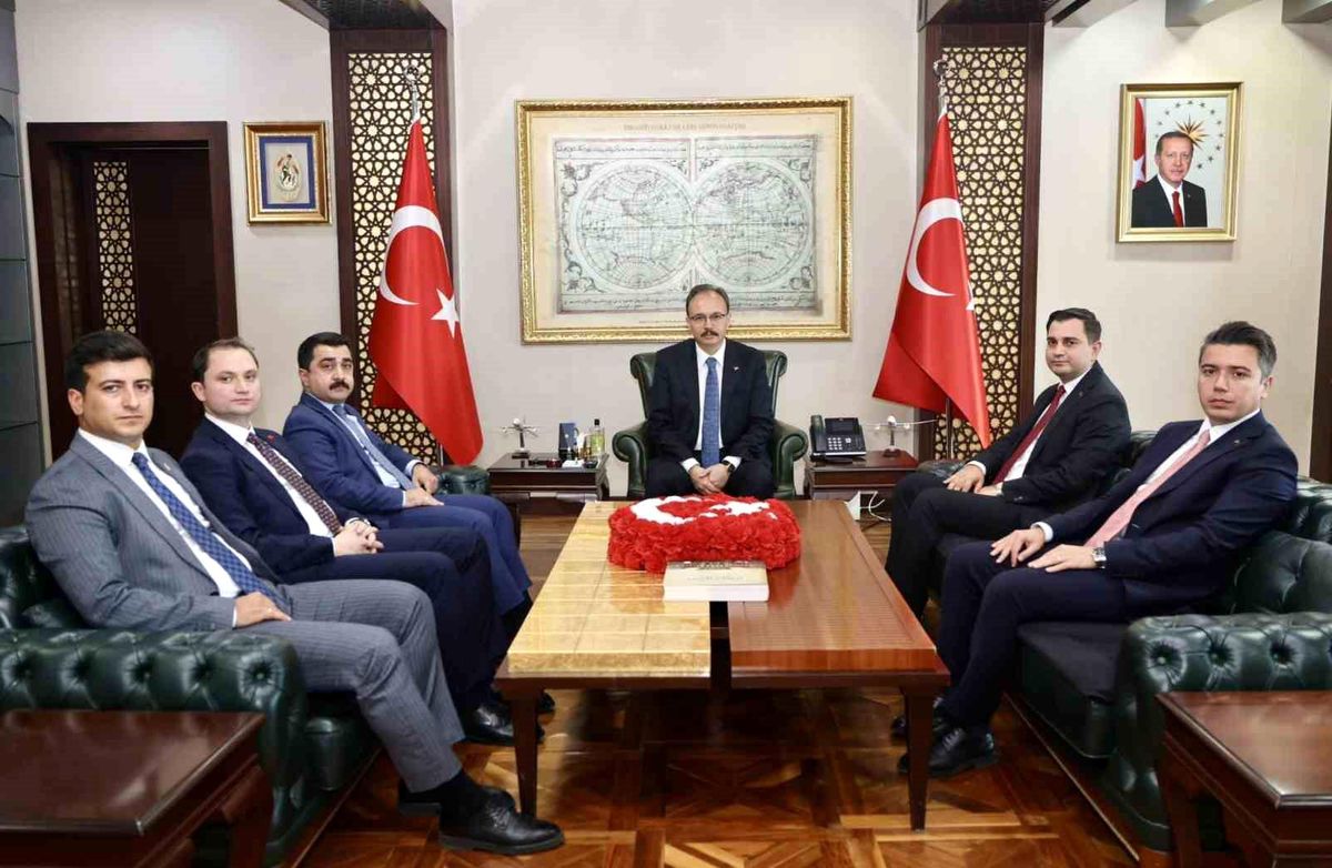 Siirt'te göreve başlayan mülki idare amirleri Vali Kızılkaya ile bir araya geldi