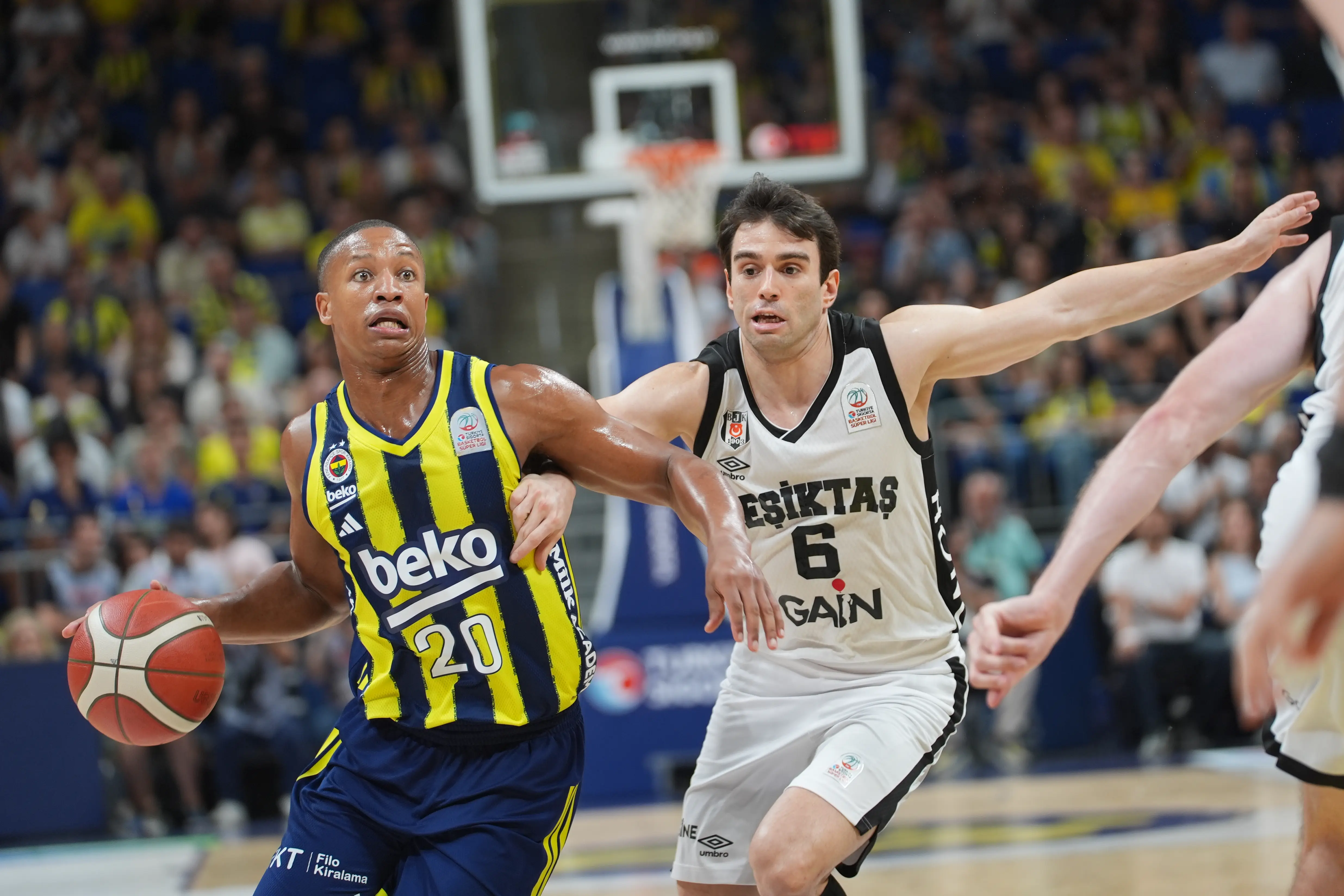 Fenerbahçe Beşiktaş'ı farklı geçti: Seriye denge geldi!
