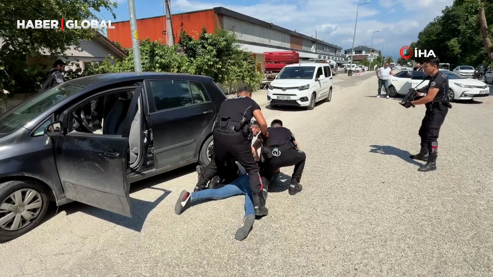 Gerçeğini aratmayan tatbikat: Şahısları yere yatırıp yakaladılar