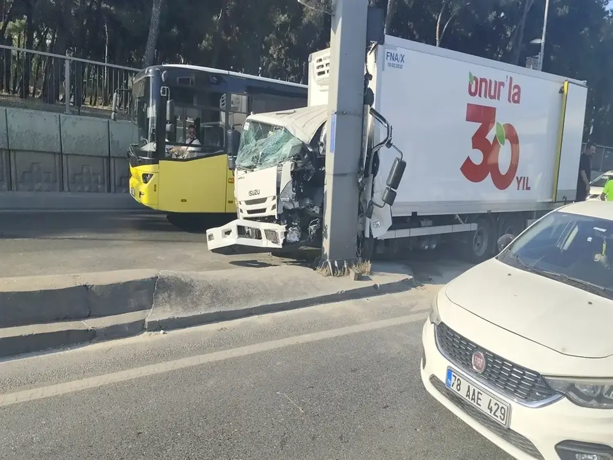 Bahçelievler'de kamyonet direğe çarptı: D-100'de korkunç kaza