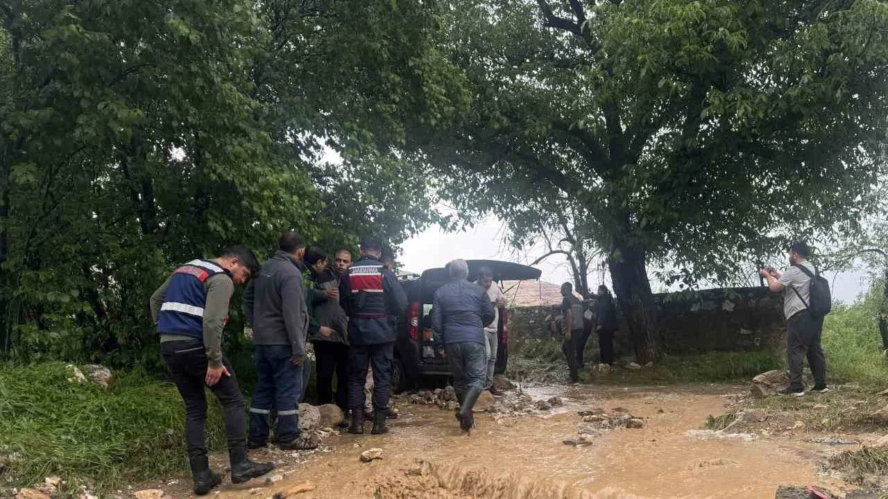 Niğde’de sağanak sele neden oldu: Sel sularına kapılanlar var