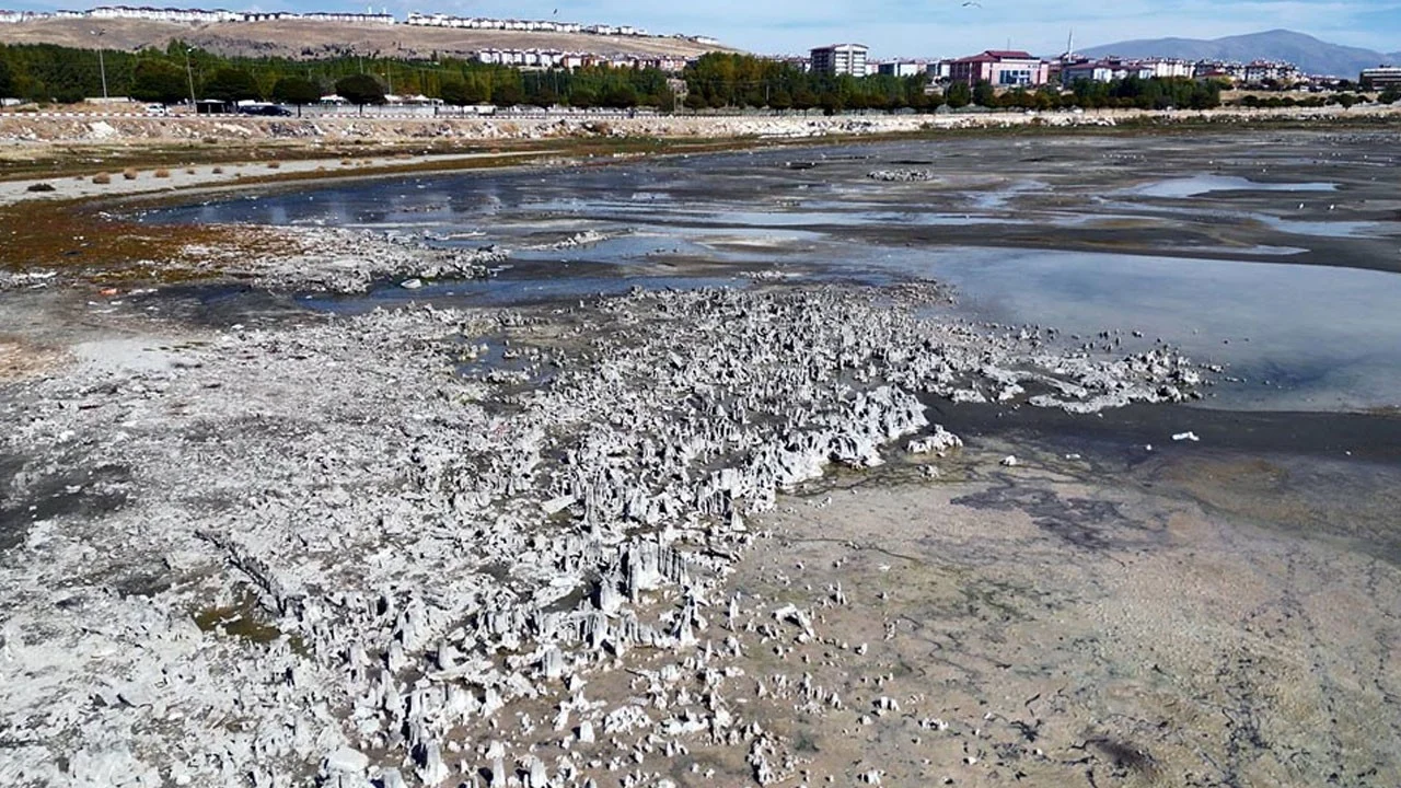 Yağışlar mikrobiyalitleri örttü! Batık şehir yeniden suya gömüldü
