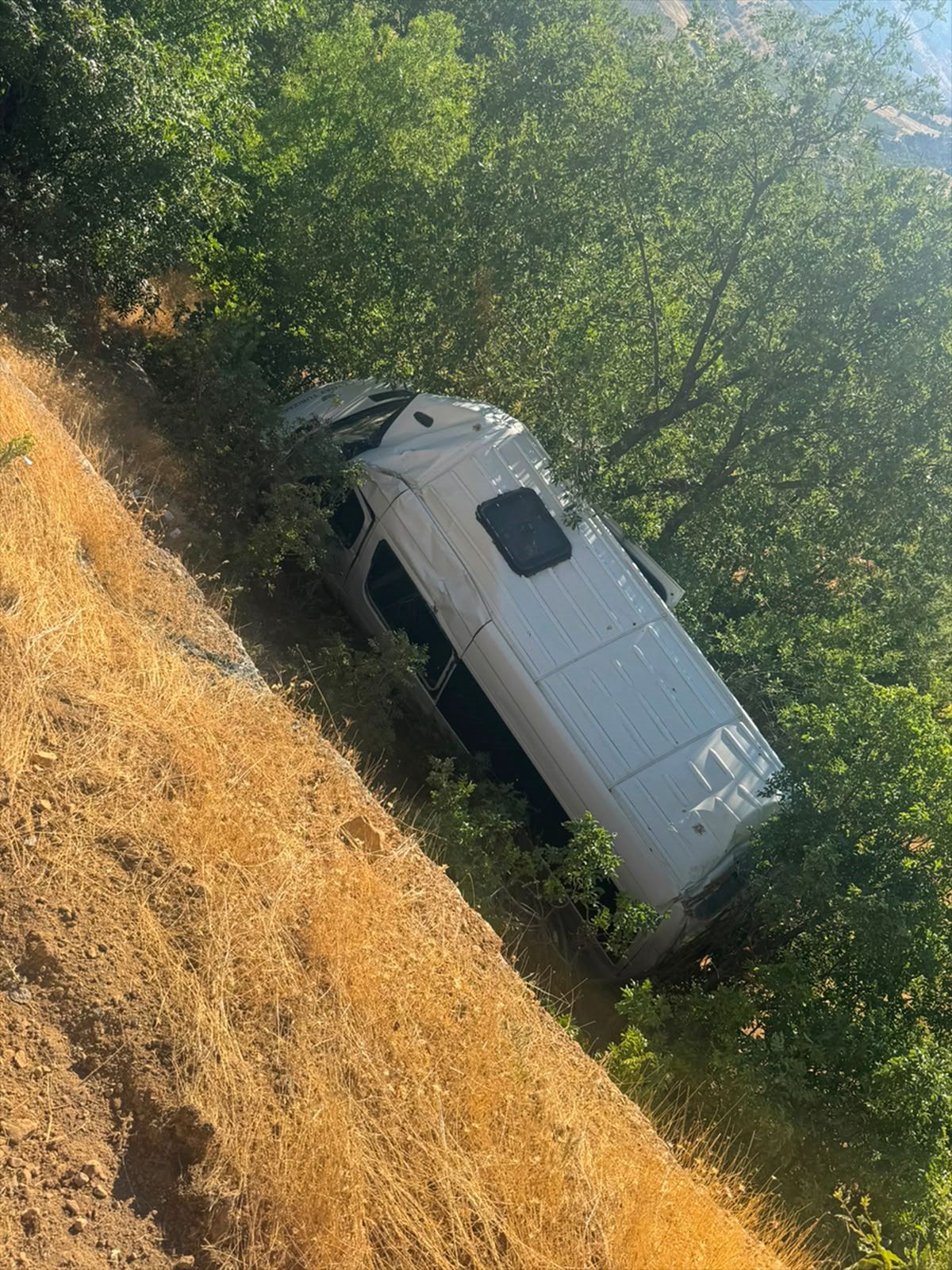 Adıyaman'da minibüs devrildi: 14 yaralı