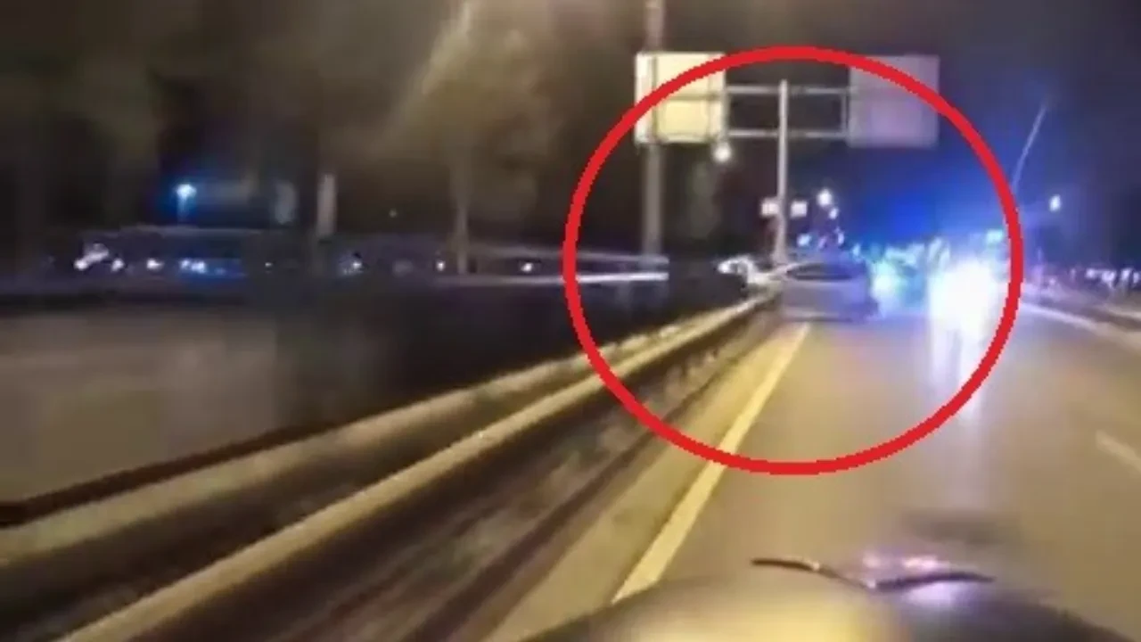 Feci kaza kask kamerasında! Bariyerlere çarpıp böyle takla attı
