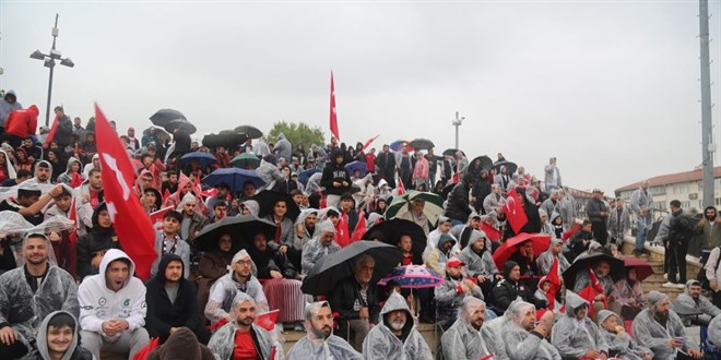Yağmur dinlemediler, milli takım için meydana koştular