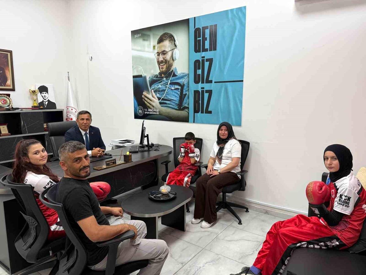 Başarılı sporculardan Beylikova Gençlik ve Spor İlçe Müdürü Gülmez'e ziyaret