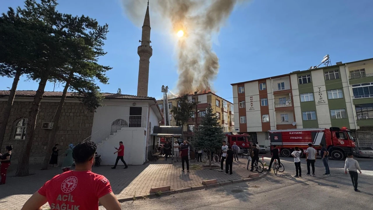 Kayseri'de apartmanın çatısı alevlere teslim oldu