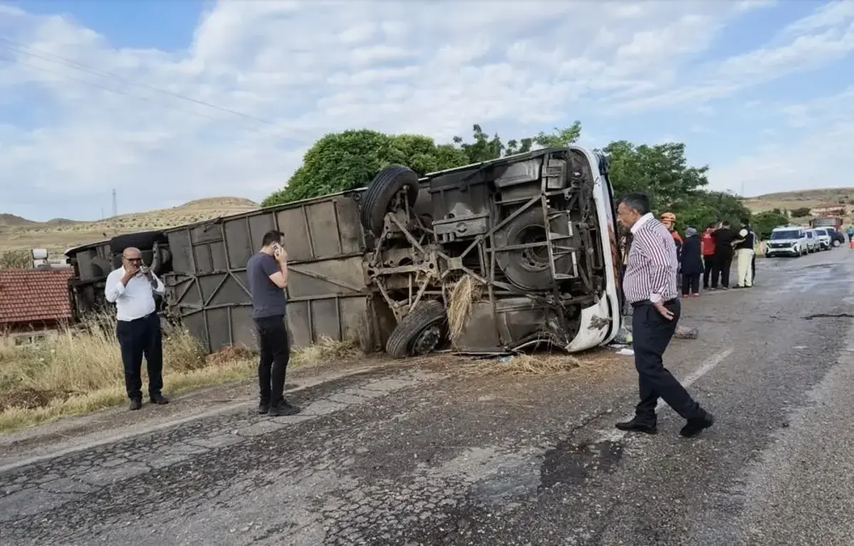 Kırıkkale'de yolcu otobüsü devrildi: 3'ü ağır 41 yaralı